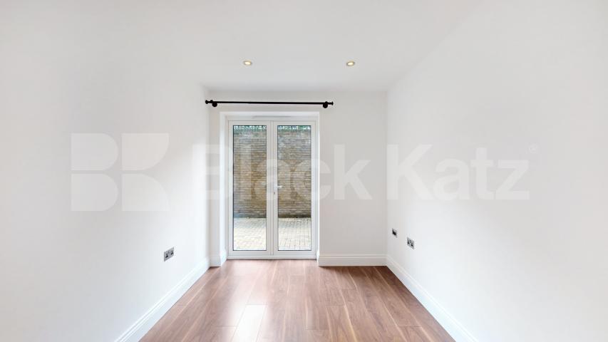 Stylish 3 bedroom minutes to Palmers Green Huguenot Drive, Palmers Green